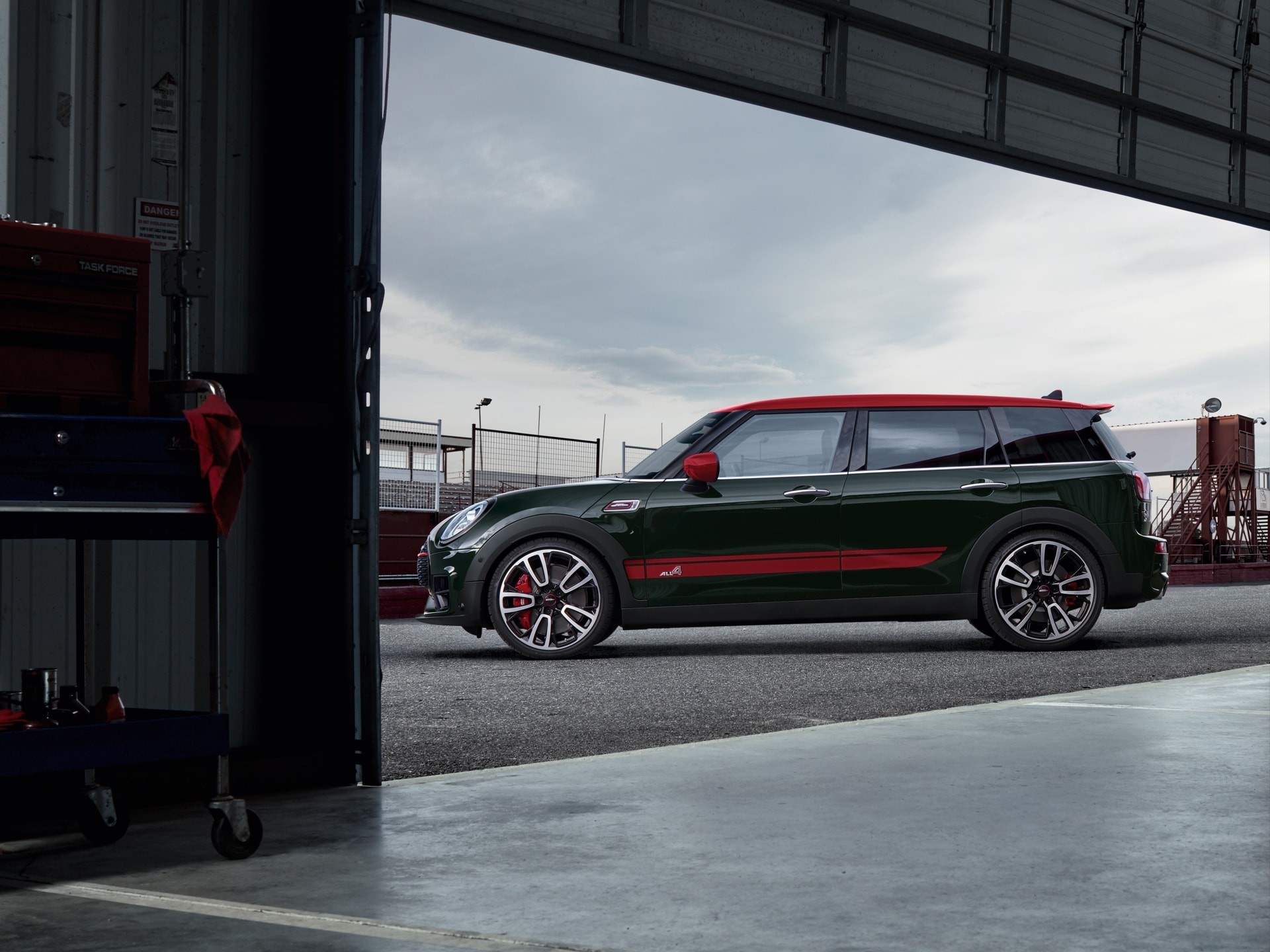 MINI John Cooper Works Clubman – vue latérale – piste de course